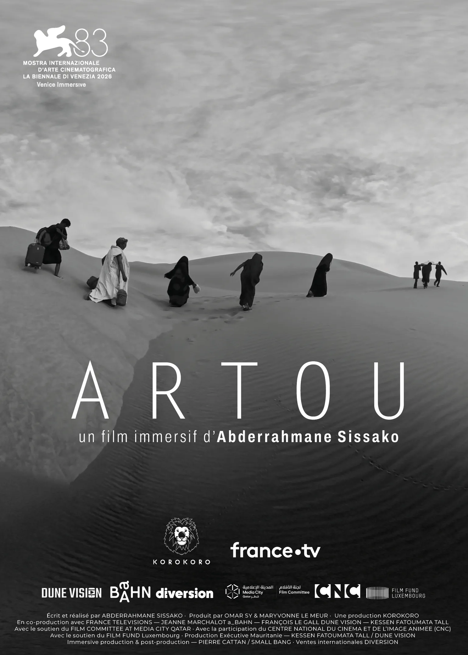 Affiche d'Artou : une famille traverse une dune de sable, en noir et blanc
