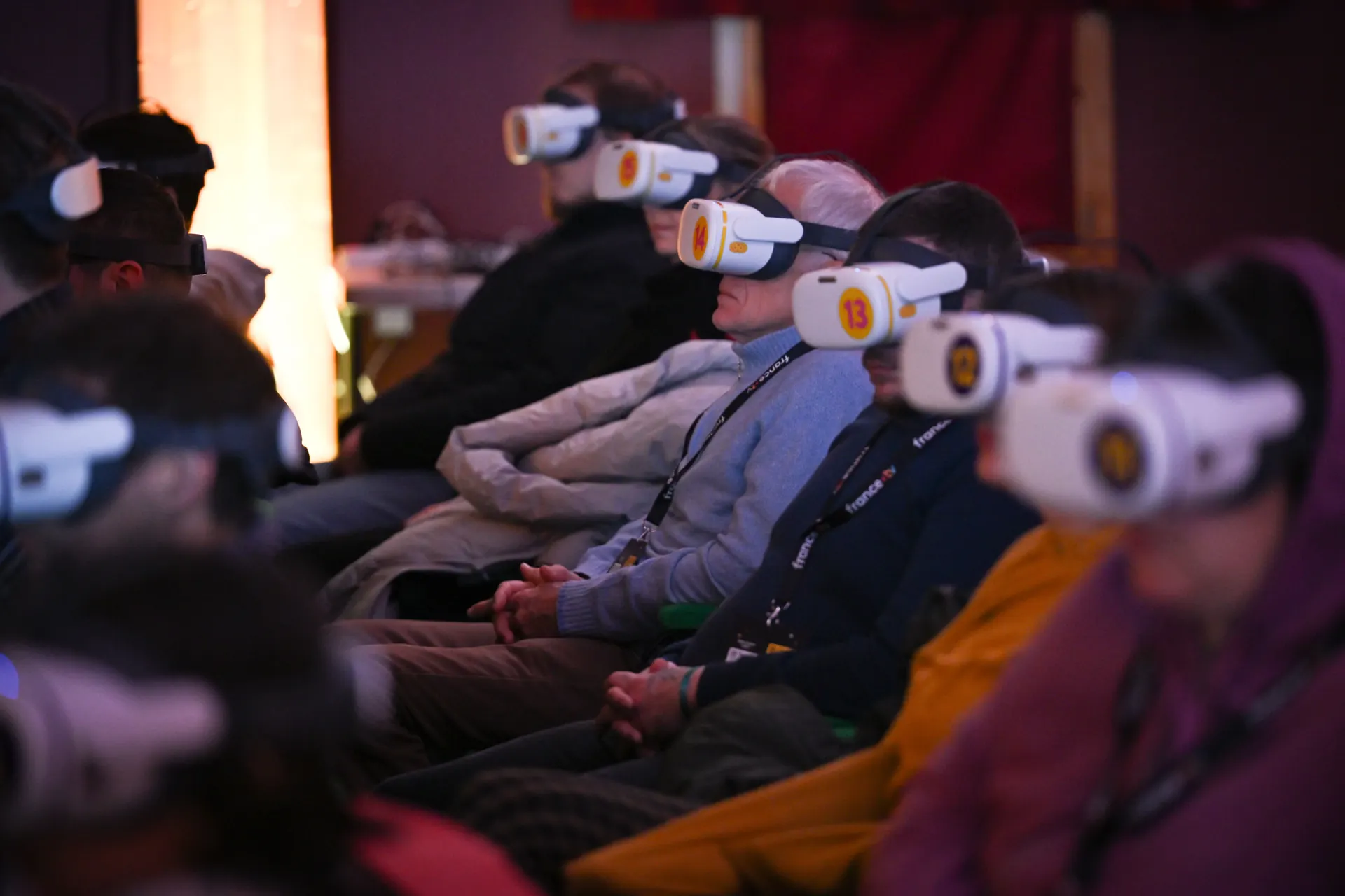 Spectateurs découvrant une œuvre immersive en réalité virtuelle